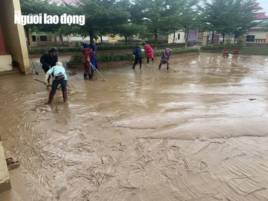 Quảng Bình: Rác thải, bùn đất chất từng lớp ‘bủa vây” trường lớp sau khi lũ rút