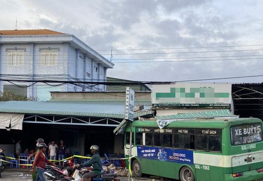 Xe bu&yacute;t lao v&agrave;o nh&agrave; thuốc v&agrave; qu&aacute;n cơm, nhiều người chạy t&aacute;n loạn - Ảnh 2.
