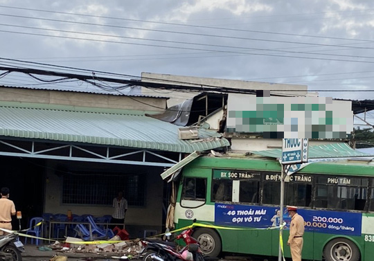 Xe bu&yacute;t lao v&agrave;o nh&agrave; thuốc v&agrave; qu&aacute;n cơm, nhiều người chạy t&aacute;n loạn - Ảnh 3.