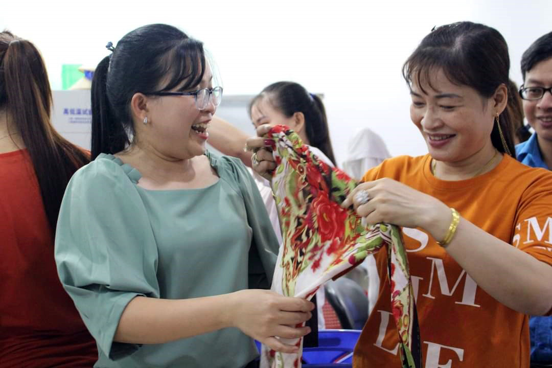 Họp mặt, tặng quà nữ công nhân