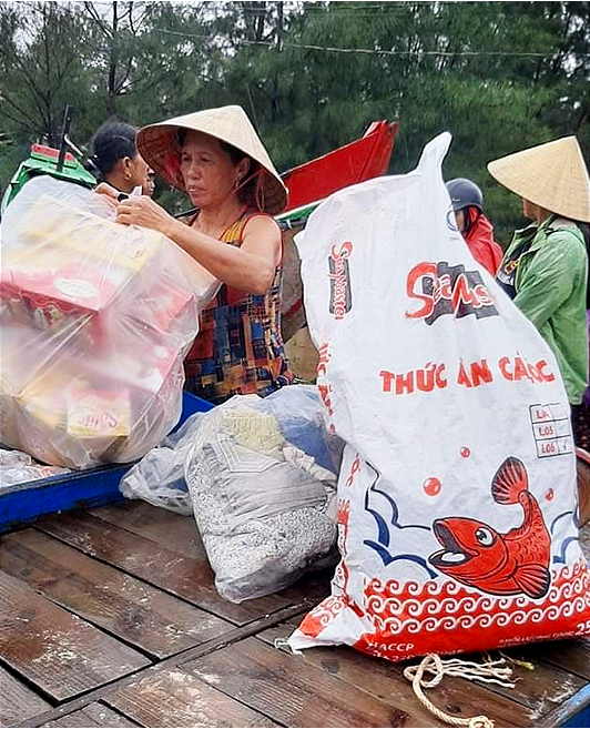 Góp tiền nấu cơm cứu trợ người dân trong cơn đại hồng thủy - Ảnh 2.