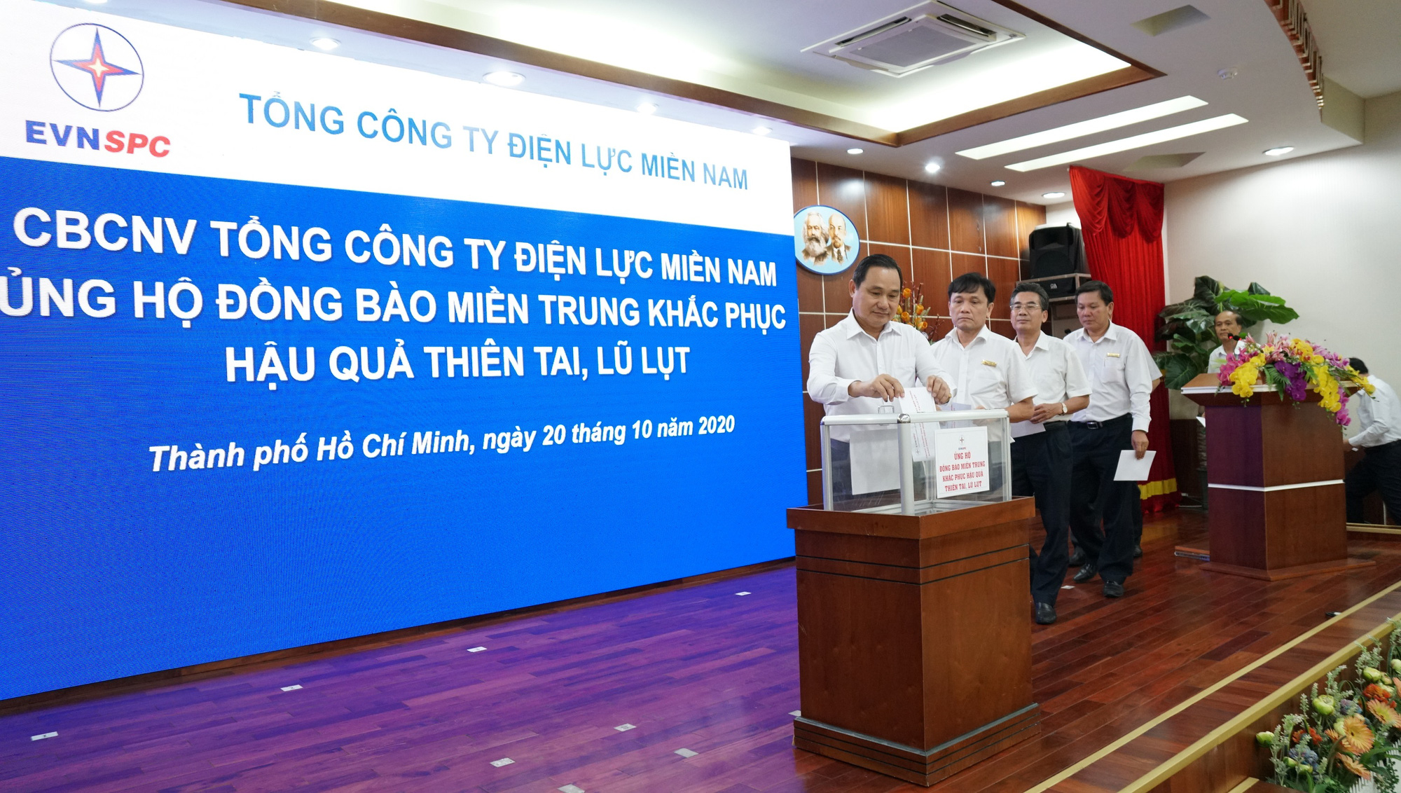 Điện lực miền Nam ủng hộ tr&ecirc;n 3,6 tỉ đồng cho đồng b&agrave;o miền Trung - Ảnh 2.