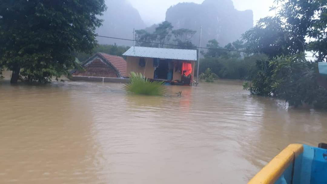 Mẹ đi nhận hàng cứu trợ, con ở nhà rơi xuống nước tử vong
