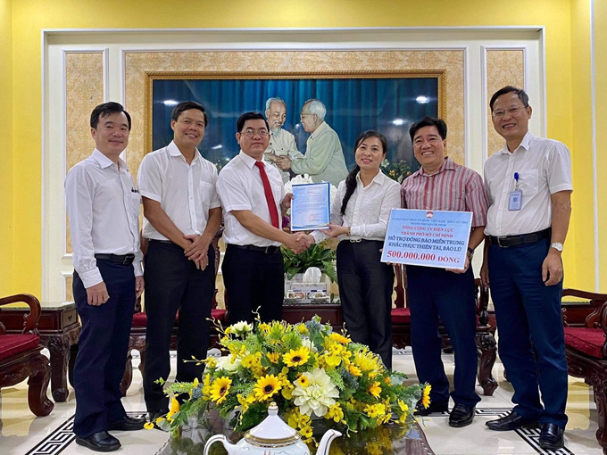 Điện lực TP HCM ủng hộ đồng bào miền Trung 500 triệu đồng
