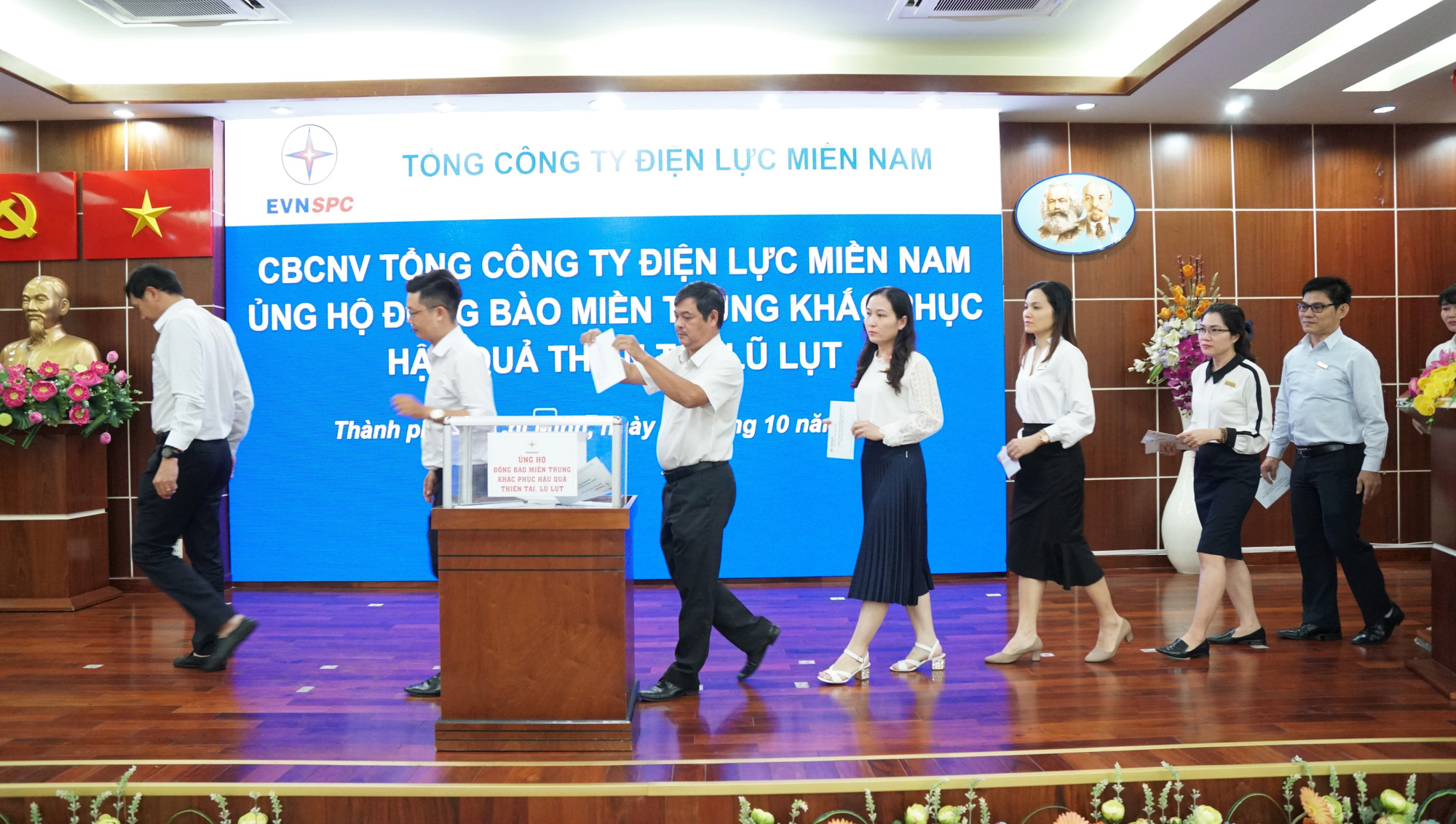 Điện lực miền Nam ủng hộ tr&ecirc;n 3,6 tỉ đồng cho đồng b&agrave;o miền Trung - Ảnh 3.