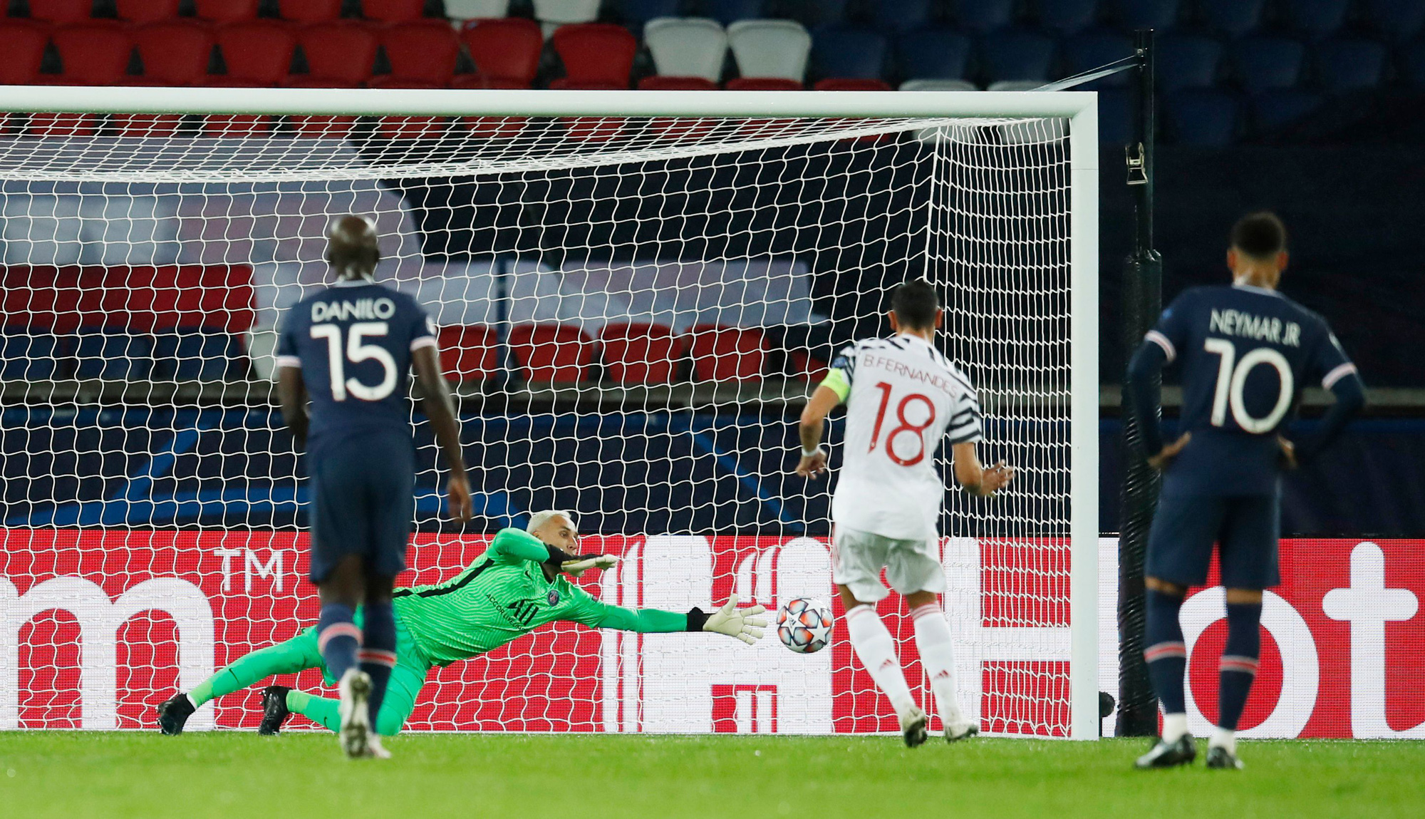 H&agrave;ng c&ocirc;ng khủng tịt ng&ograve;i, PSG gục ng&atilde; s&acirc;n nh&agrave; trước Man United - Ảnh 4.