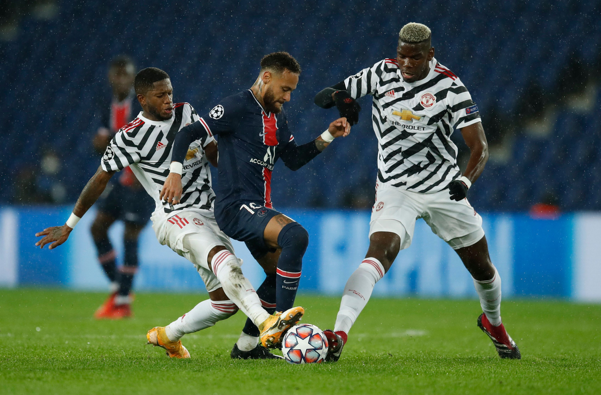 H&agrave;ng c&ocirc;ng khủng tịt ng&ograve;i, PSG gục ng&atilde; s&acirc;n nh&agrave; trước Man United - Ảnh 2.