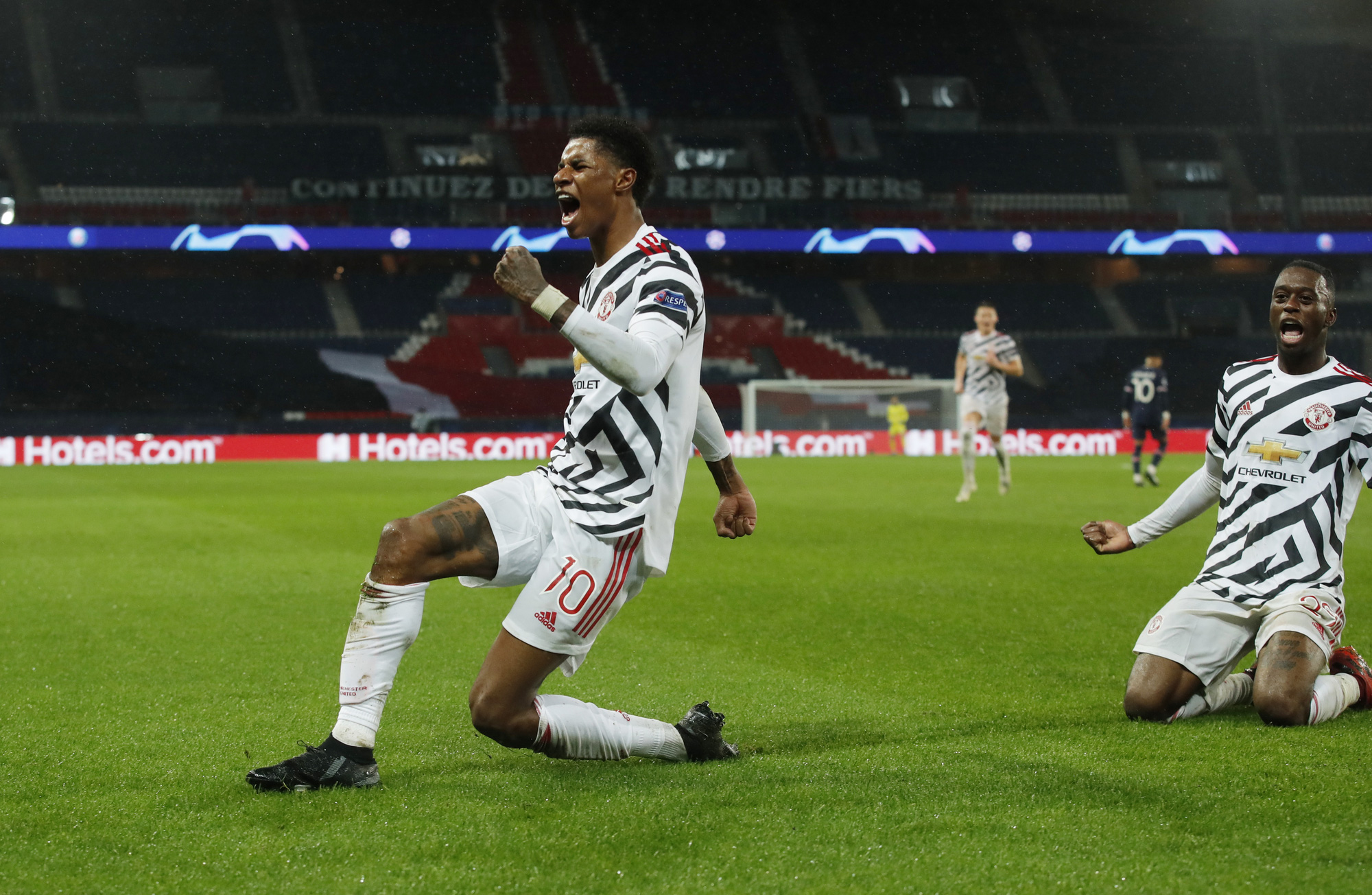 H&agrave;ng c&ocirc;ng khủng tịt ng&ograve;i, PSG gục ng&atilde; s&acirc;n nh&agrave; trước Man United - Ảnh 7.