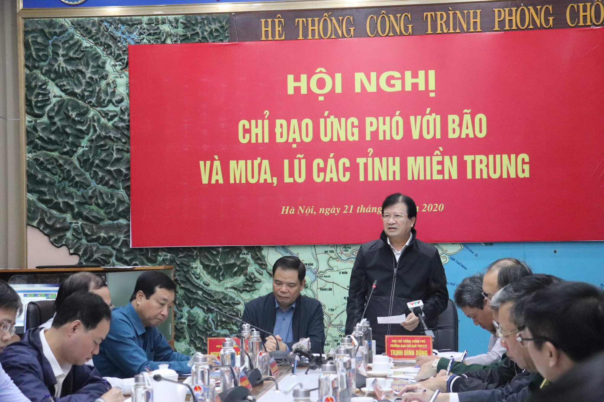 Phó Thủ tướng: Nhiệm vụ số 1 là tập trung cứu trợ cho người dân miền Trung