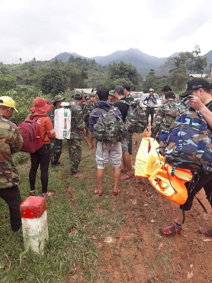 Trực thăng thả hàng cứu trợ, bác sĩ cắt rừng vào xã bị cô lập vì sạt lở kinh hoàng ở Quảng Trị