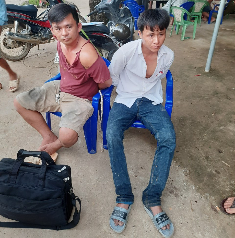 D&ugrave;ng xe tải đi trộm b&ograve; - Ảnh 1.
