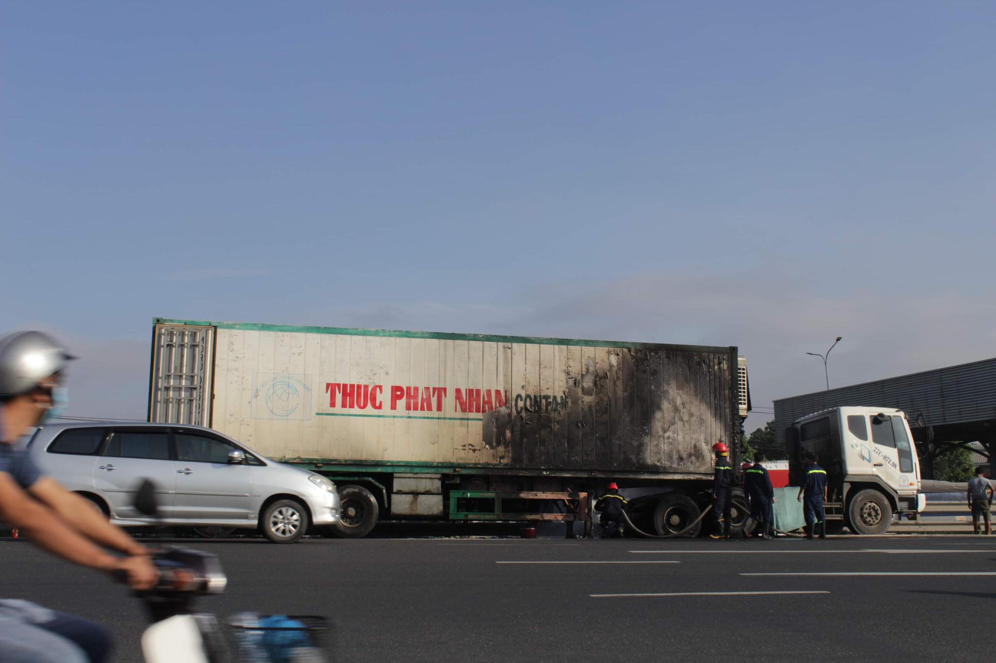 Xe container cháy dữ dội trên cầu Đồng Nai, tài xế bung cửa thoát chết - Ảnh 3.