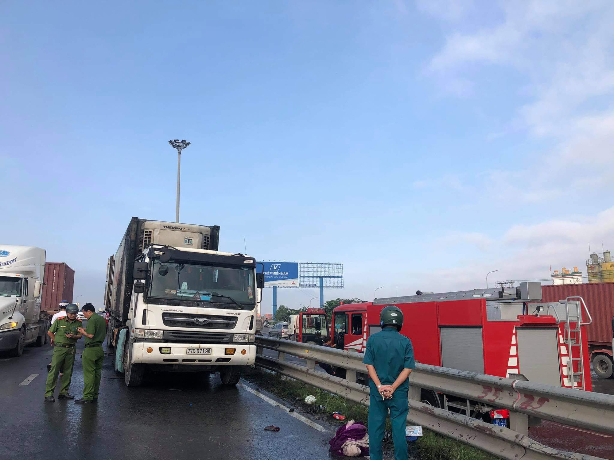 Xe container cháy dữ dội trên cầu Đồng Nai, tài xế bung cửa thoát chết - Ảnh 6.