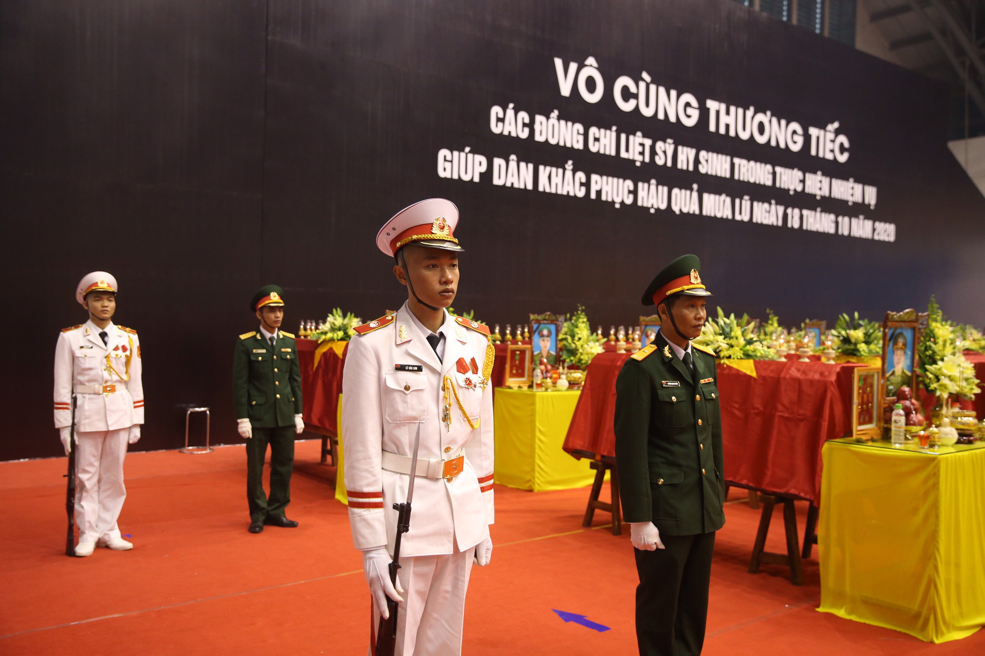 H&igrave;nh ảnh trực tiếp lễ viếng, truy điệu 22 c&aacute;n bộ, chiến sĩ bị v&ugrave;i lấp ở Quảng Trị - Ảnh 14.