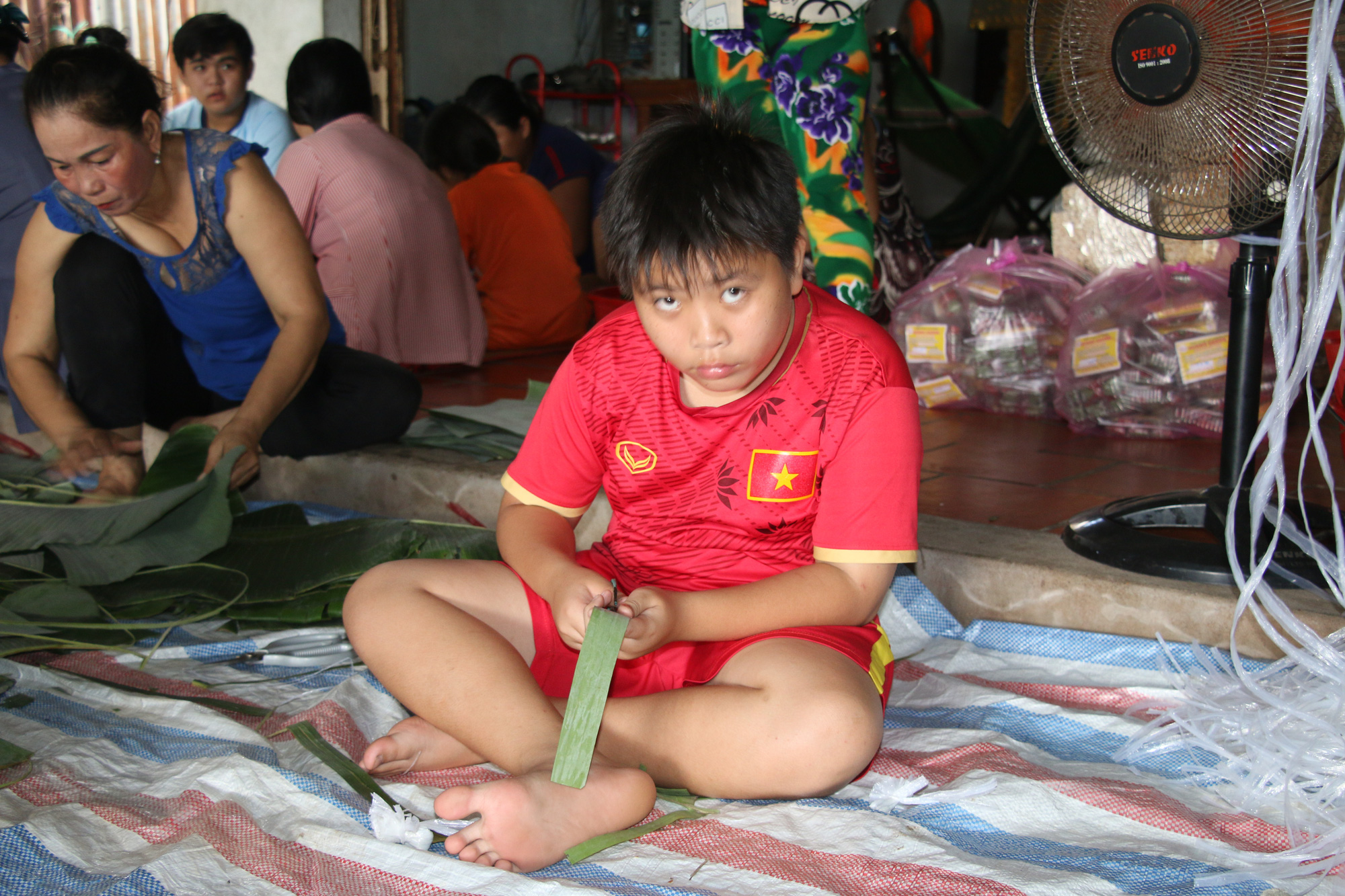 CLIP: Người miền T&acirc;y hối hả g&oacute;i b&aacute;nh t&eacute;t chuyển ra đồng b&agrave;o miền Trung - Ảnh 5.