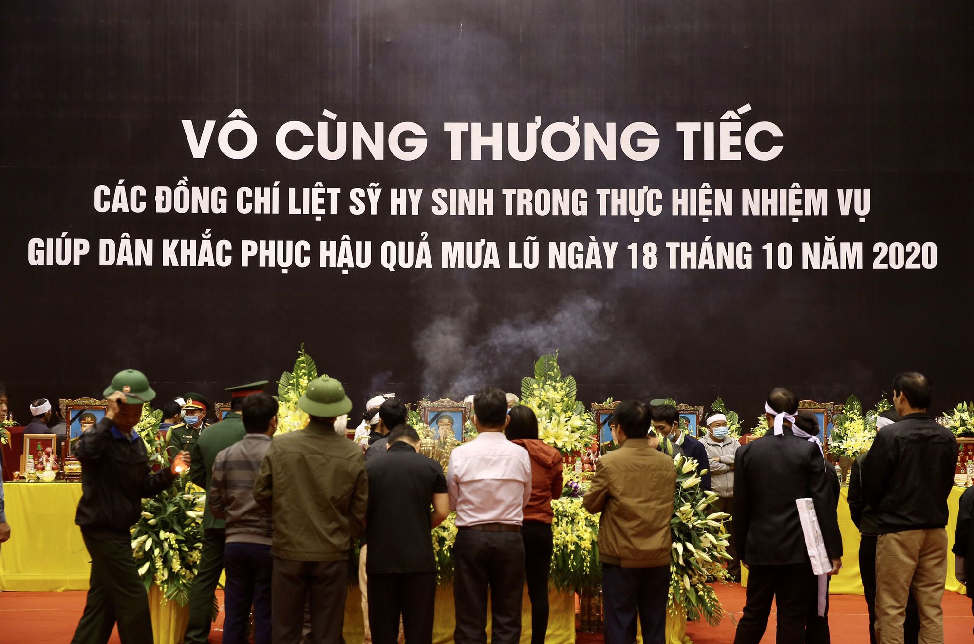 H&igrave;nh ảnh trực tiếp lễ viếng, truy điệu 22 c&aacute;n bộ, chiến sĩ bị v&ugrave;i lấp ở Quảng Trị - Ảnh 13.