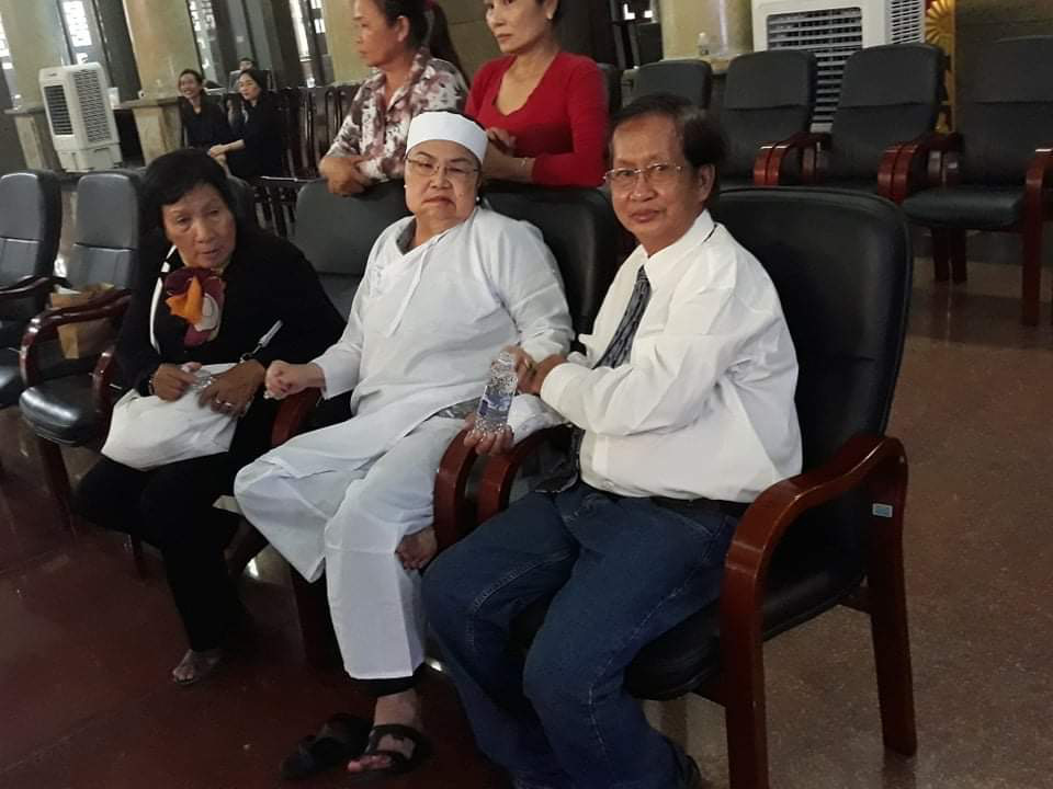 Việt Trinh, Gi&aacute;ng My đến chia buồn c&ugrave;ng L&yacute; H&ugrave;ng, L&yacute; Hương - Ảnh 7.