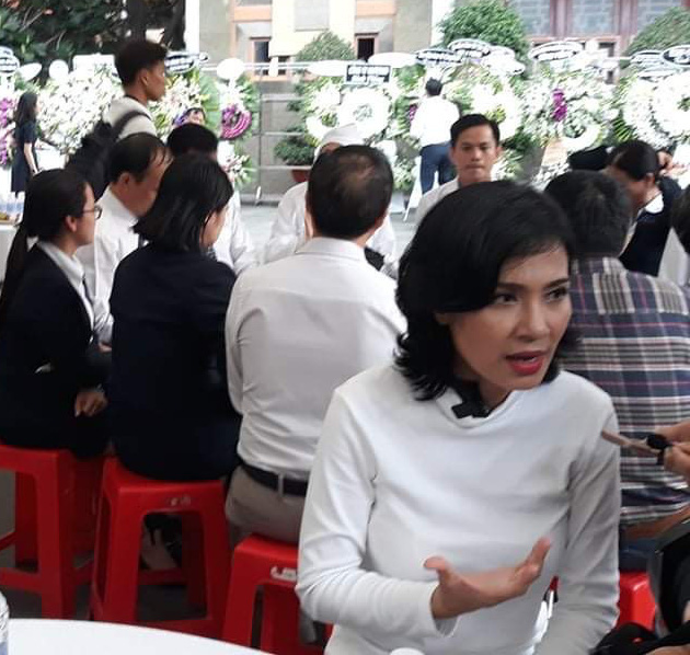 Việt Trinh, Gi&aacute;ng My đến chia buồn c&ugrave;ng L&yacute; H&ugrave;ng, L&yacute; Hương - Ảnh 5.