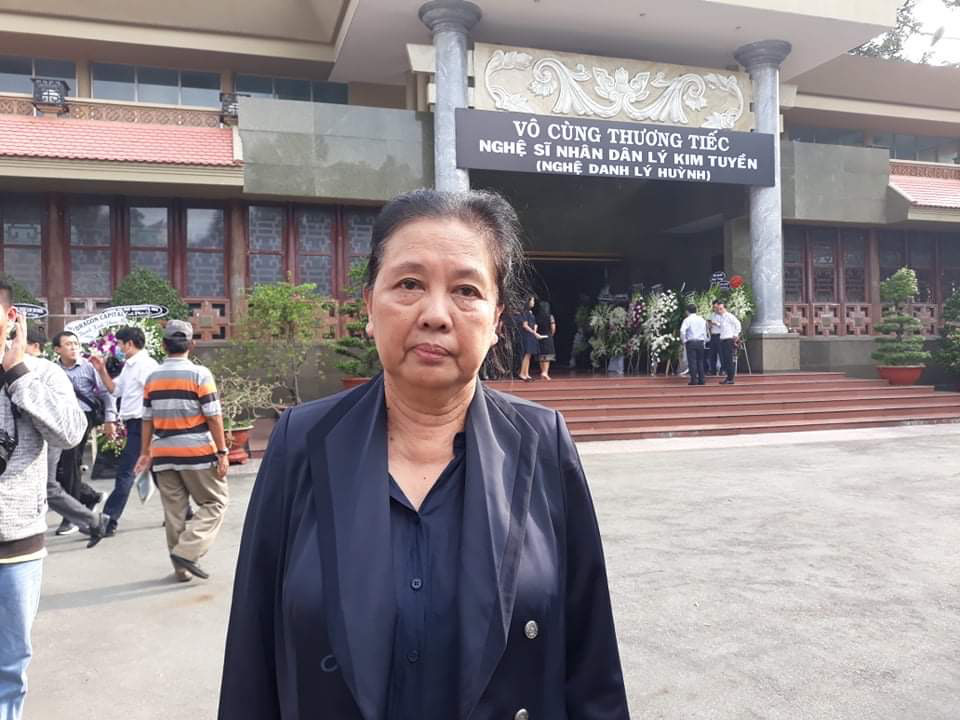 Việt Trinh, Gi&aacute;ng My đến chia buồn c&ugrave;ng L&yacute; H&ugrave;ng, L&yacute; Hương - Ảnh 4.