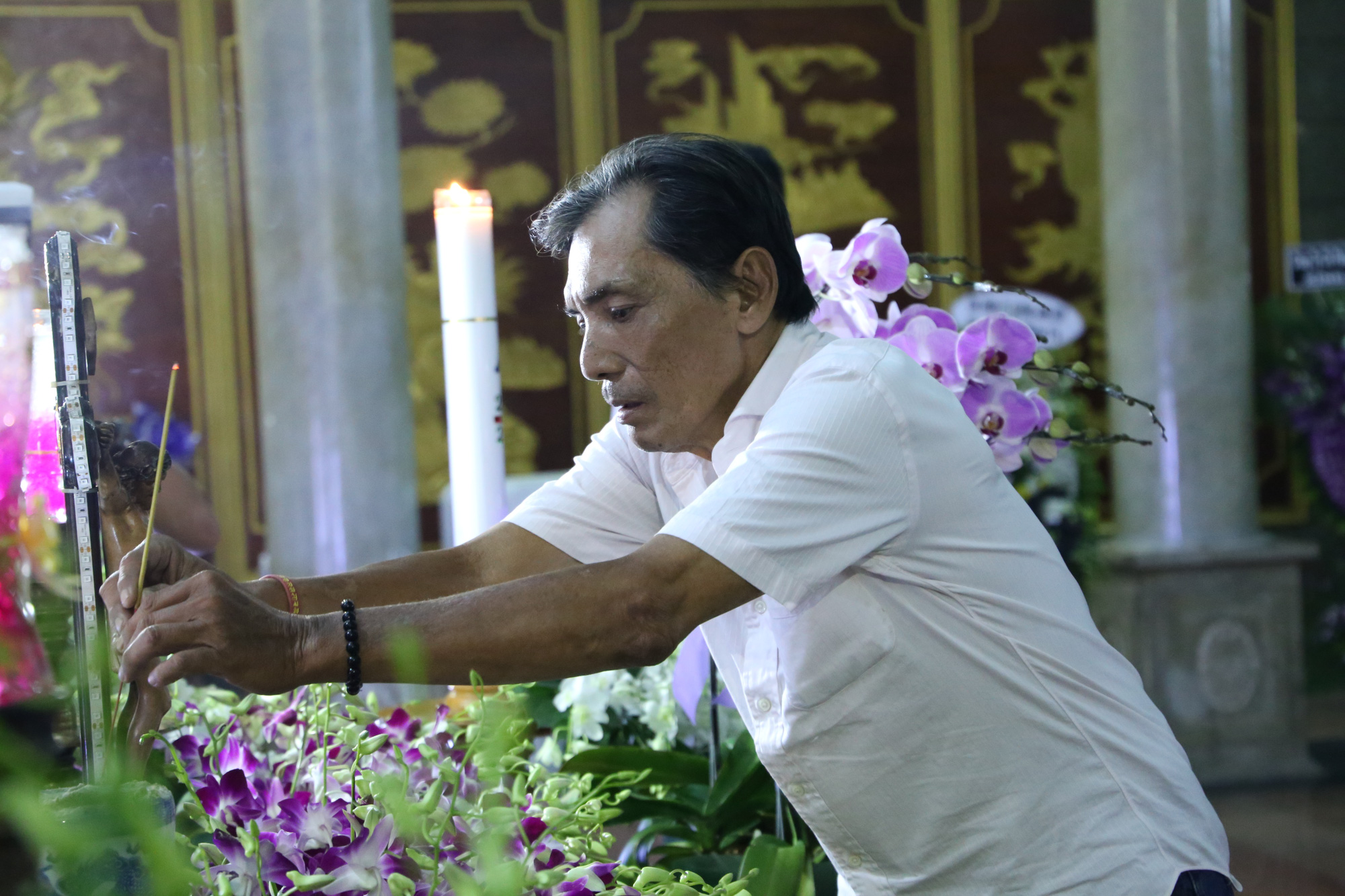 Việt Trinh, Gi&aacute;ng My đến chia buồn c&ugrave;ng L&yacute; H&ugrave;ng, L&yacute; Hương - Ảnh 6.