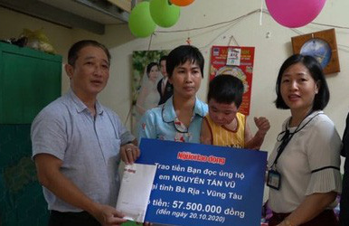 Thương lắm "ánh mắt biết nói' trên khuôn mặt biến dạng của bé 5 tuổi bị dì đốt