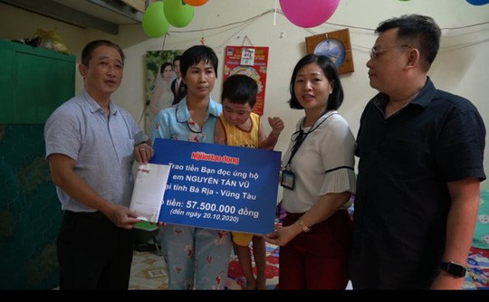 Thương lắm &aacute;nh mắt biết n&oacute;i tr&ecirc;n khu&ocirc;n mặt biến dạng của b&eacute; 5 tuổi bị d&igrave; đốt - Ảnh 1.