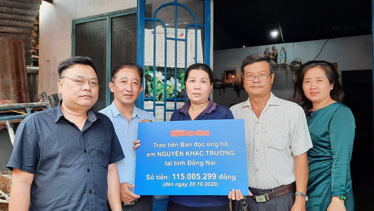 Thương lắm &aacute;nh mắt biết n&oacute;i tr&ecirc;n khu&ocirc;n mặt biến dạng của b&eacute; 5 tuổi bị d&igrave; đốt - Ảnh 2.