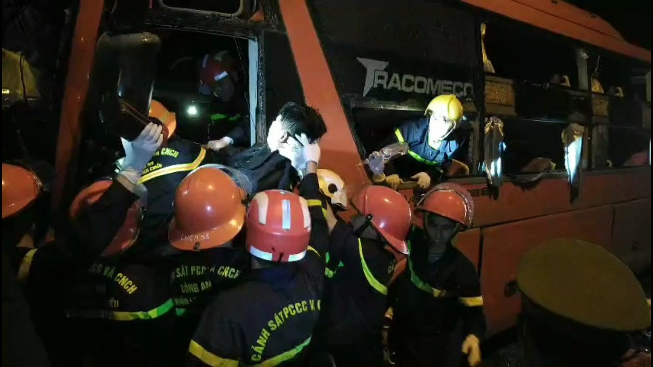 Bắt tạm giam tài xế xe khách vượt ẩu khiến 2 người chết, 35 người bị thương