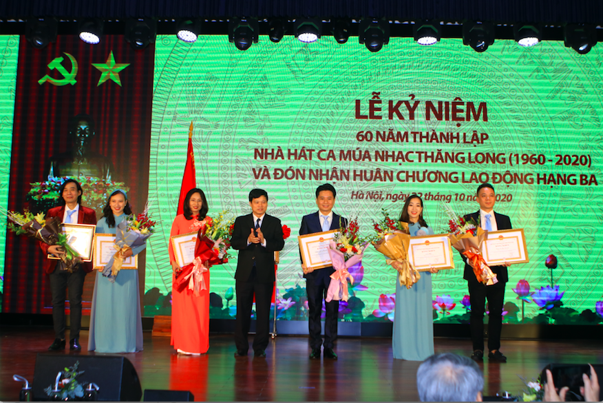 Nh&agrave; h&aacute;t Ca m&uacute;a nhạc Thăng Long đ&oacute;n nhận Hu&acirc;n chương Lao động hạng ba - Ảnh 1.
