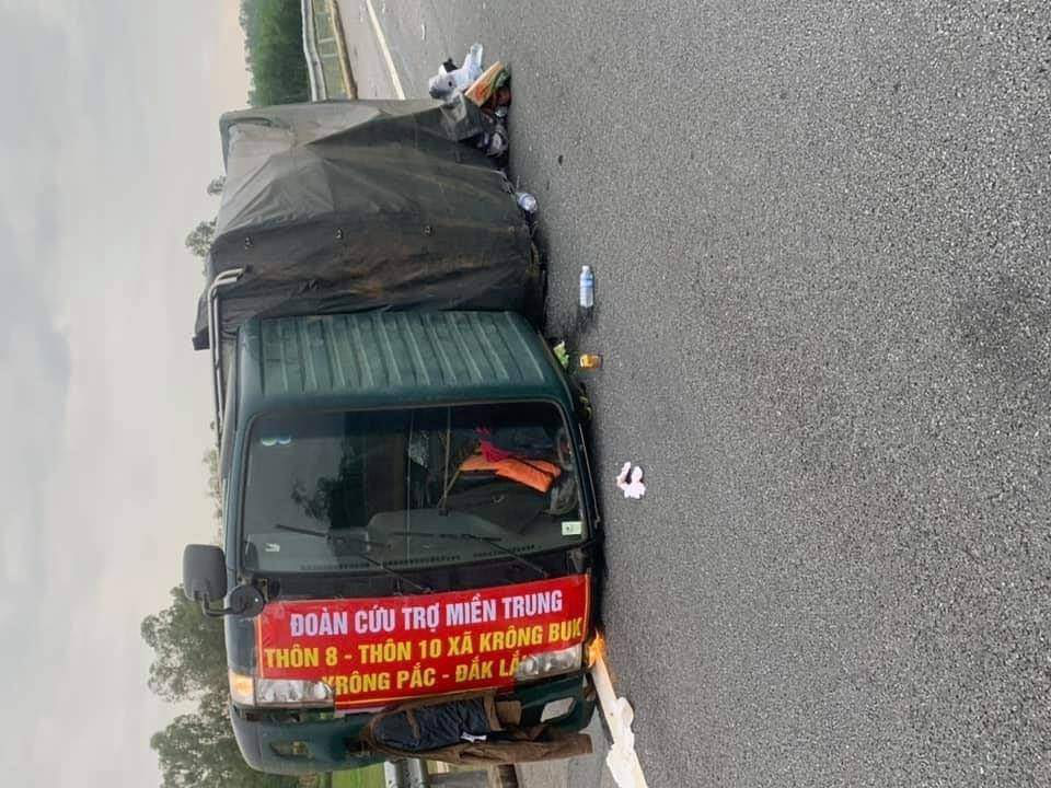 Xe chở bánh tét, bánh kẹo "hướng về miền Trung" gặp nạn trên cao tốc