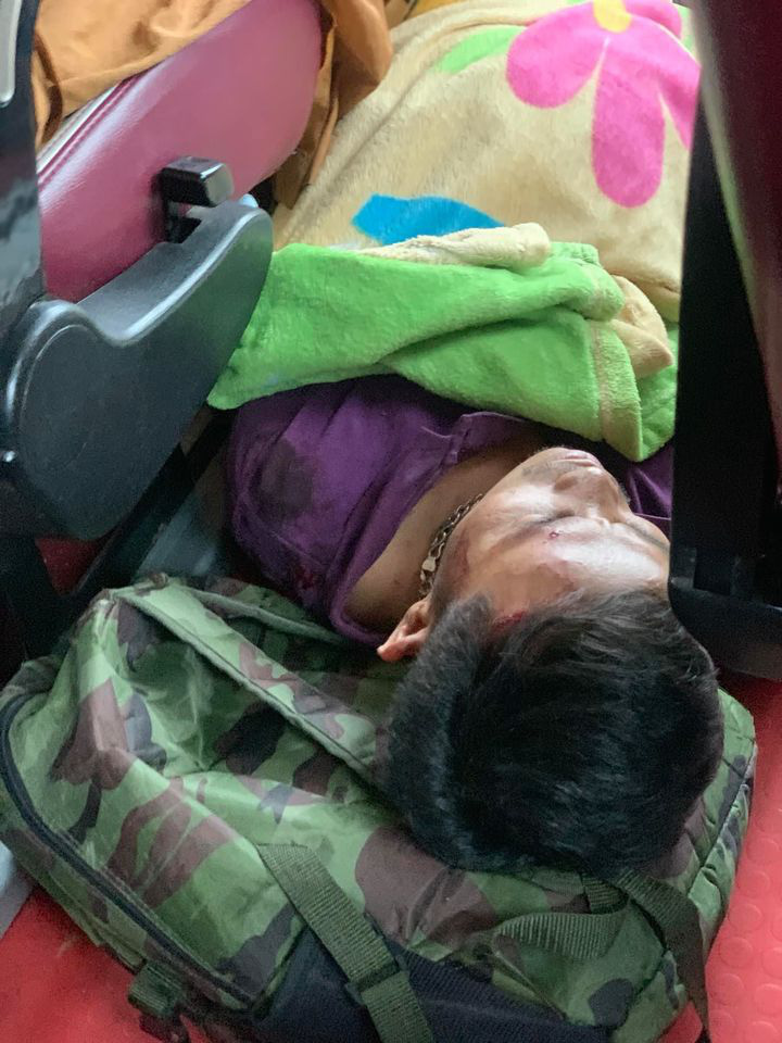 Xe chở b&aacute;nh t&eacute;t, b&aacute;nh kẹo hướng về miền Trung gặp nạn tr&ecirc;n cao tốc - Ảnh 3.