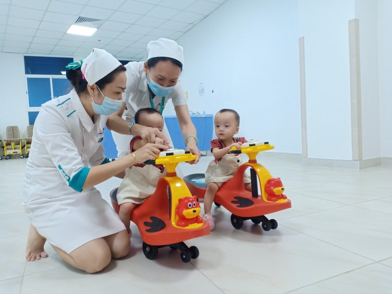 Hai bé Trúc Nhi-Diệu Nhi ngày trở lại bệnh viện - Ảnh 1.