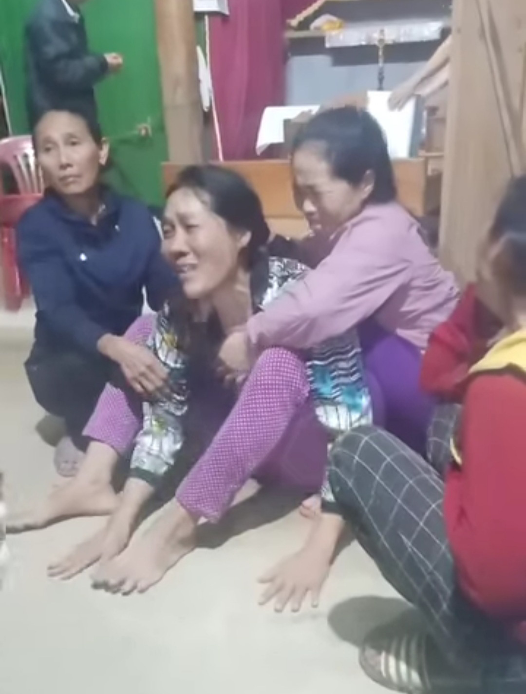 4 người đi rừng nghi bị n&uacute;i sạt lở v&ugrave;i lấp ở Quảng B&igrave;nh: T&igrave;m thấy thi thể nạn nh&acirc;n thứ 2 - Ảnh 1.