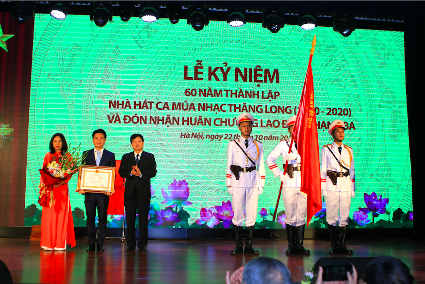 Nhà hát Ca múa nhạc Thăng Long đón nhận Huân chương Lao động hạng ba