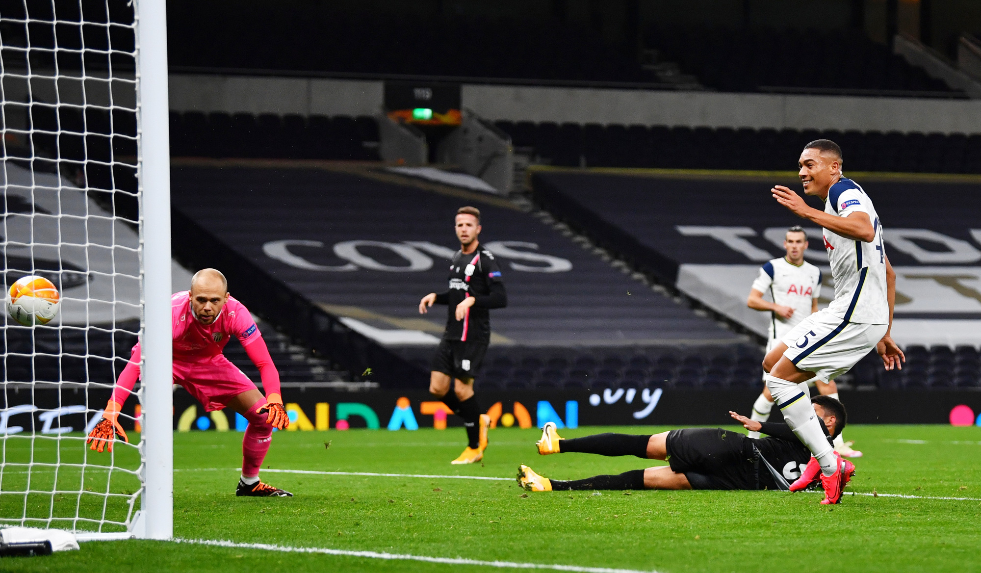 Tottenham đại ph&aacute; LASK, b&oacute;ng đ&aacute; Anh thắng lớn ở Europa League - Ảnh 4.