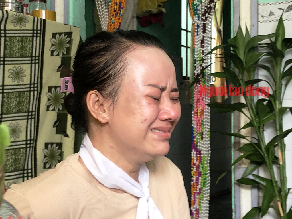 CLIP: Tiếng kh&oacute;c x&eacute; l&ograve;ng tại đ&aacute;m tang tiểu thương chết v&igrave; cứu người dưới cống - Ảnh 6.