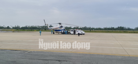 Trực thăng đưa 2 lãnh đạo xã bị thương nặng ở Quảng Trị vào Huế cấp cứu - Ảnh 2.