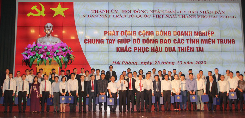 Gần 2 tiếng kêu gọi, các nhà hảo tâm ủng hộ miền Trung gần 90 tỉ đồng