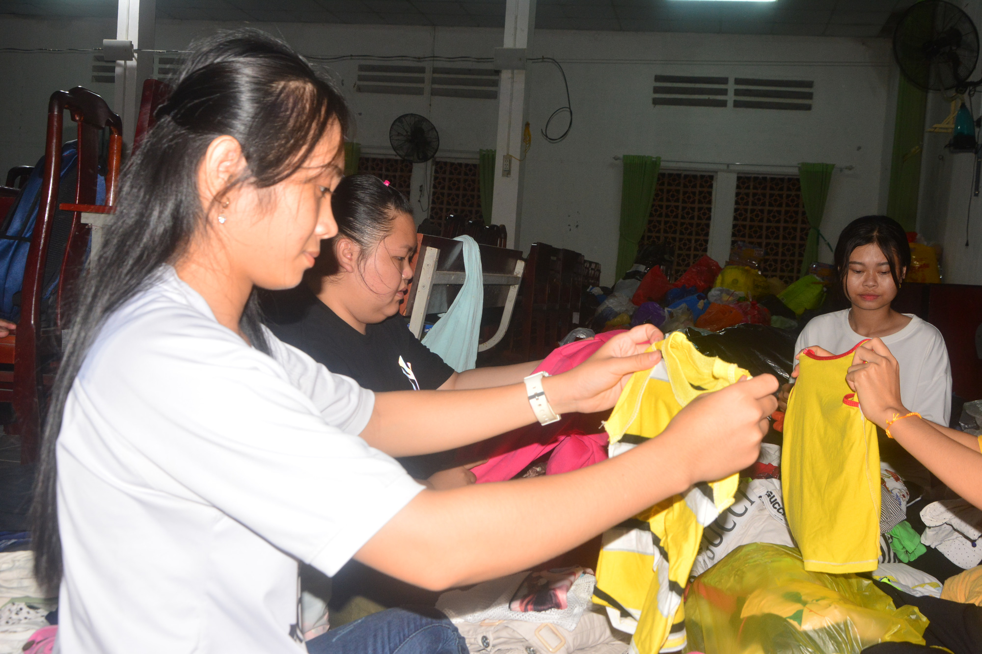 Sau bánh tét, người miền Tây tiếp “hơi ấm” đến đồng bào miền Trung - Ảnh 3.