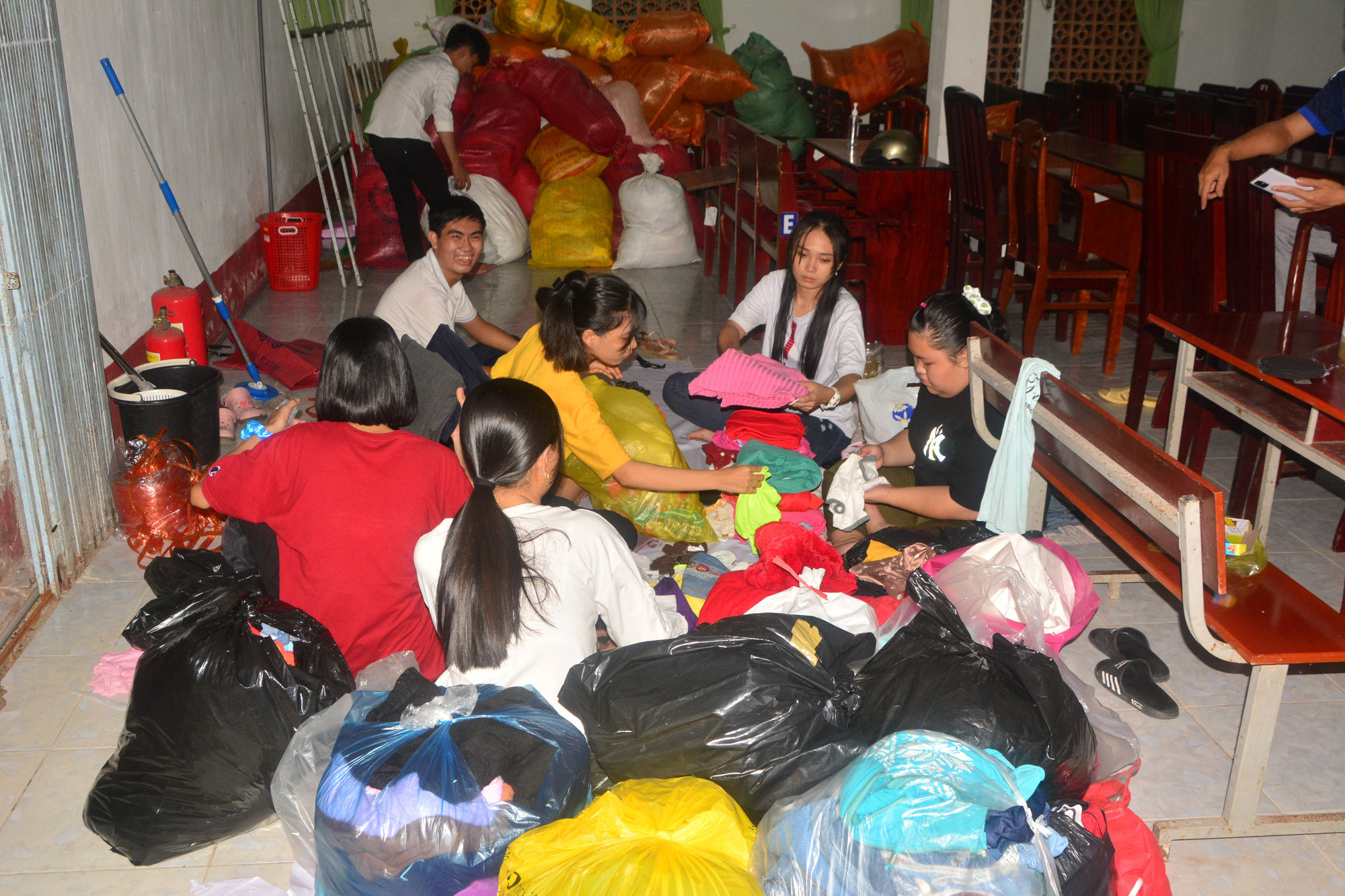Sau bánh tét, người miền Tây tiếp “hơi ấm” đến đồng bào miền Trung - Ảnh 5.