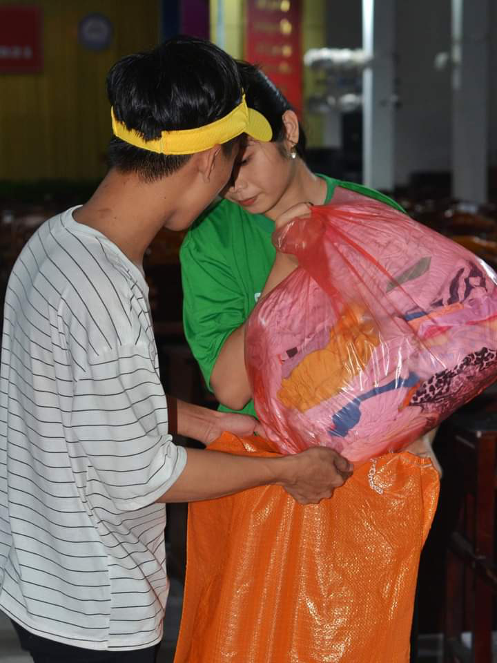 Sau bánh tét, người miền Tây tiếp “hơi ấm” đến đồng bào miền Trung - Ảnh 10.