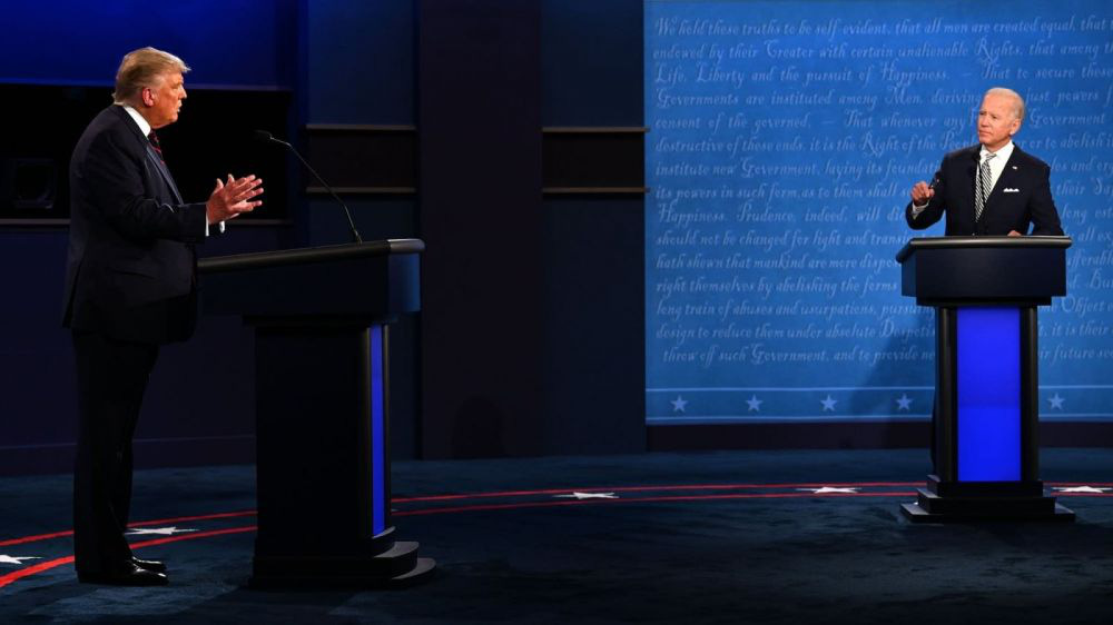 Tổng thống Trump “tự bắn vào chân” trước giờ tranh luận?
