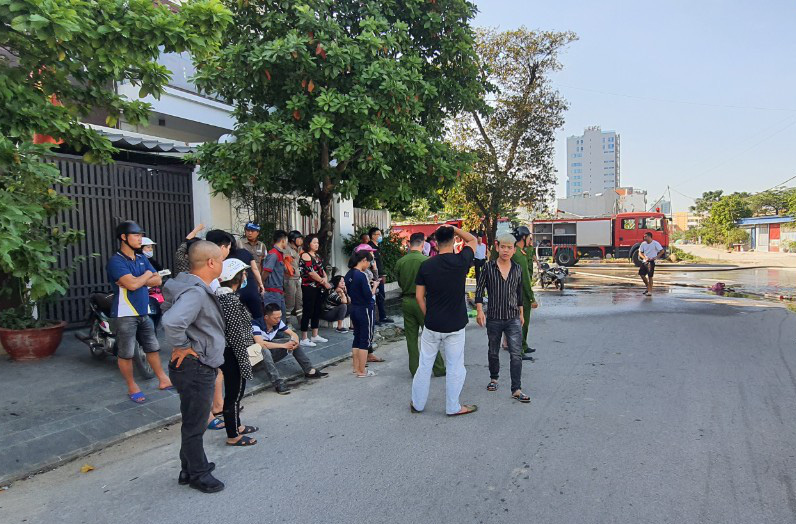 Đốt cỏ, lửa b&eacute;n ch&aacute;y 2 nh&agrave; h&agrave;ng M&ugrave; Cang Chải v&agrave; G&agrave; Mạnh Hoạch - Ảnh 2.