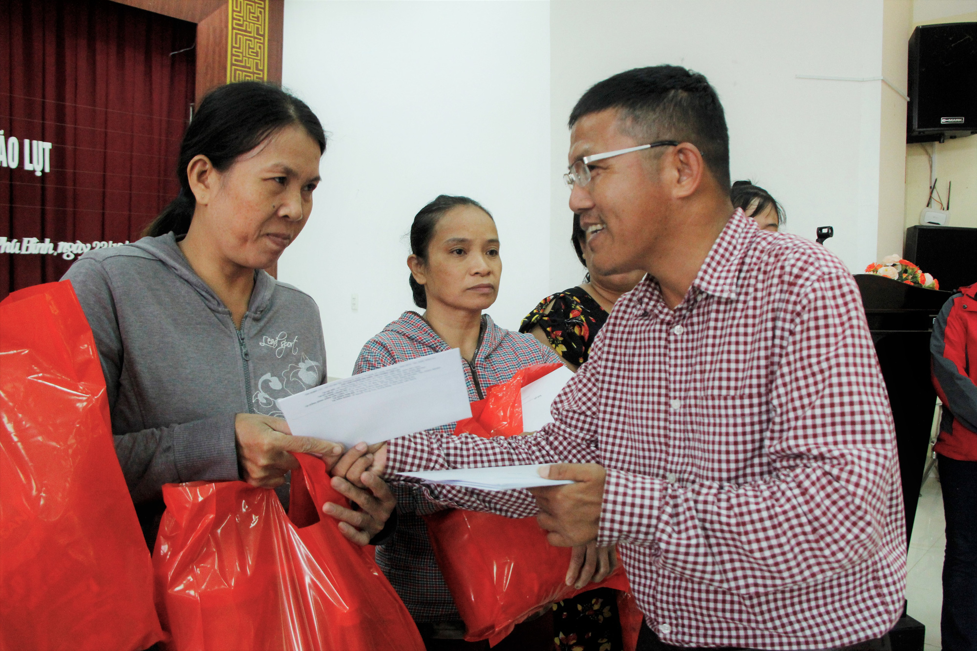 Tấm lòng bạn đọc kịp đến với dân vùng lũ - Ảnh 1.