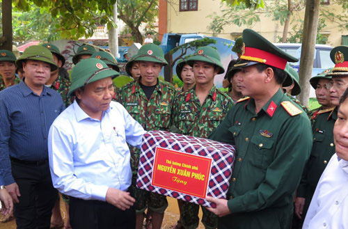 Tái thiết, tạo sinh kế cho người dân vùng lũ