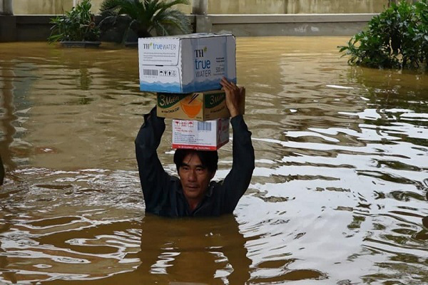 Khoe của giữa mùa lũ