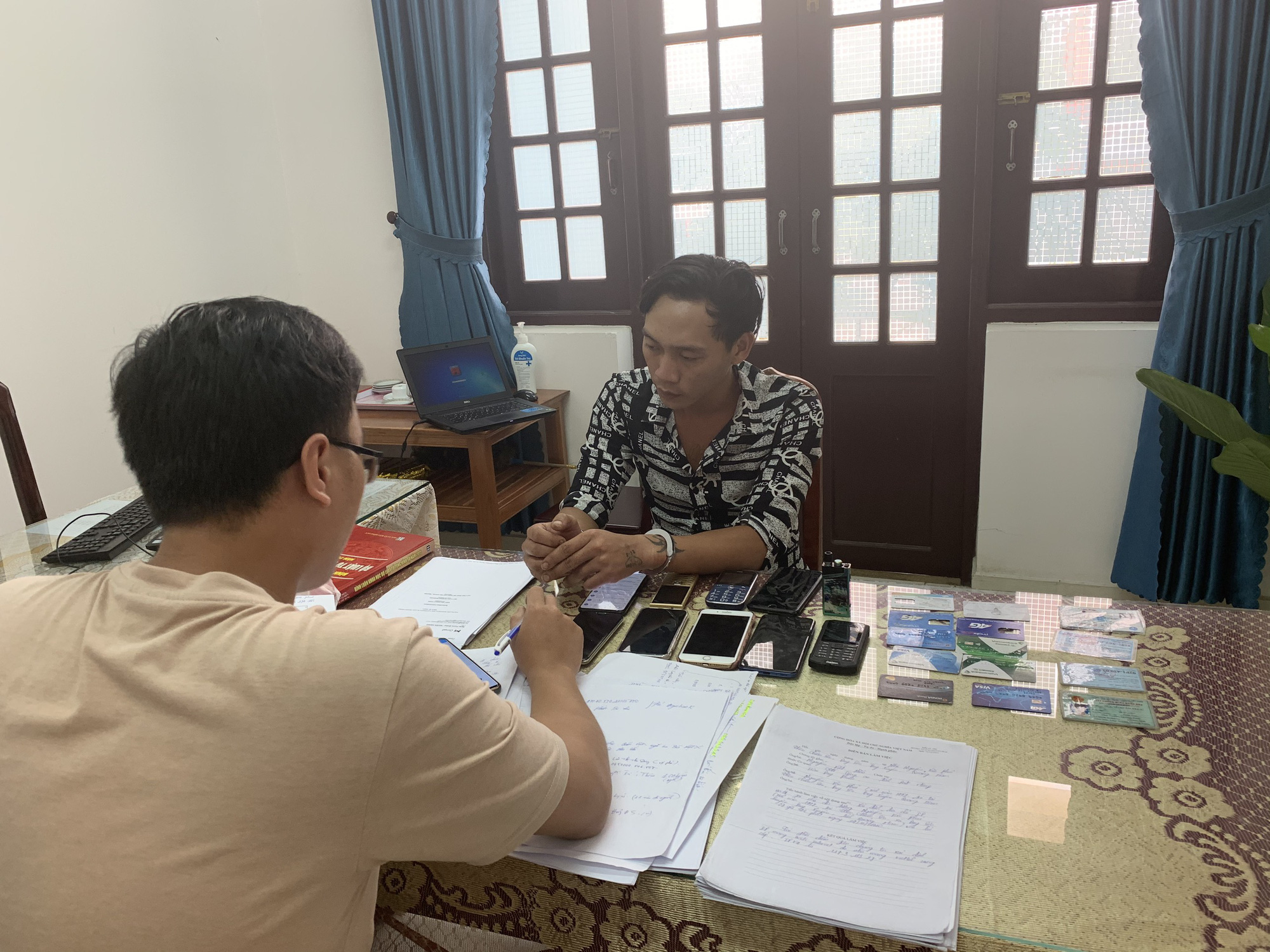 Bắt khẩn cấp đối tượng chiếm đoạt tiền ủng hộ người phụ nữ mất chồng ở R&agrave;o Trăng 3 - Ảnh 2.