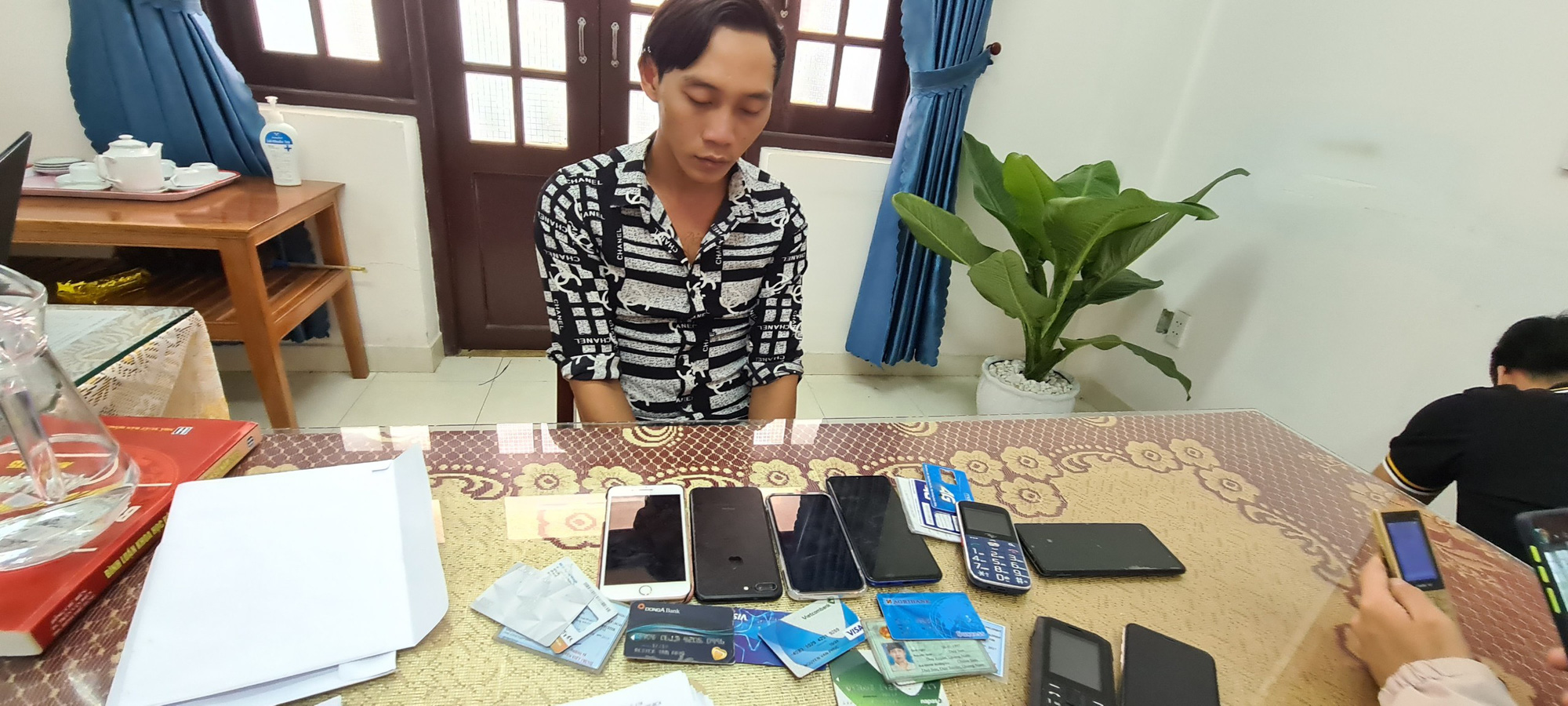 Bắt khẩn cấp đối tượng chiếm đoạt tiền ủng hộ người phụ nữ mất chồng ở Rào Trăng 3