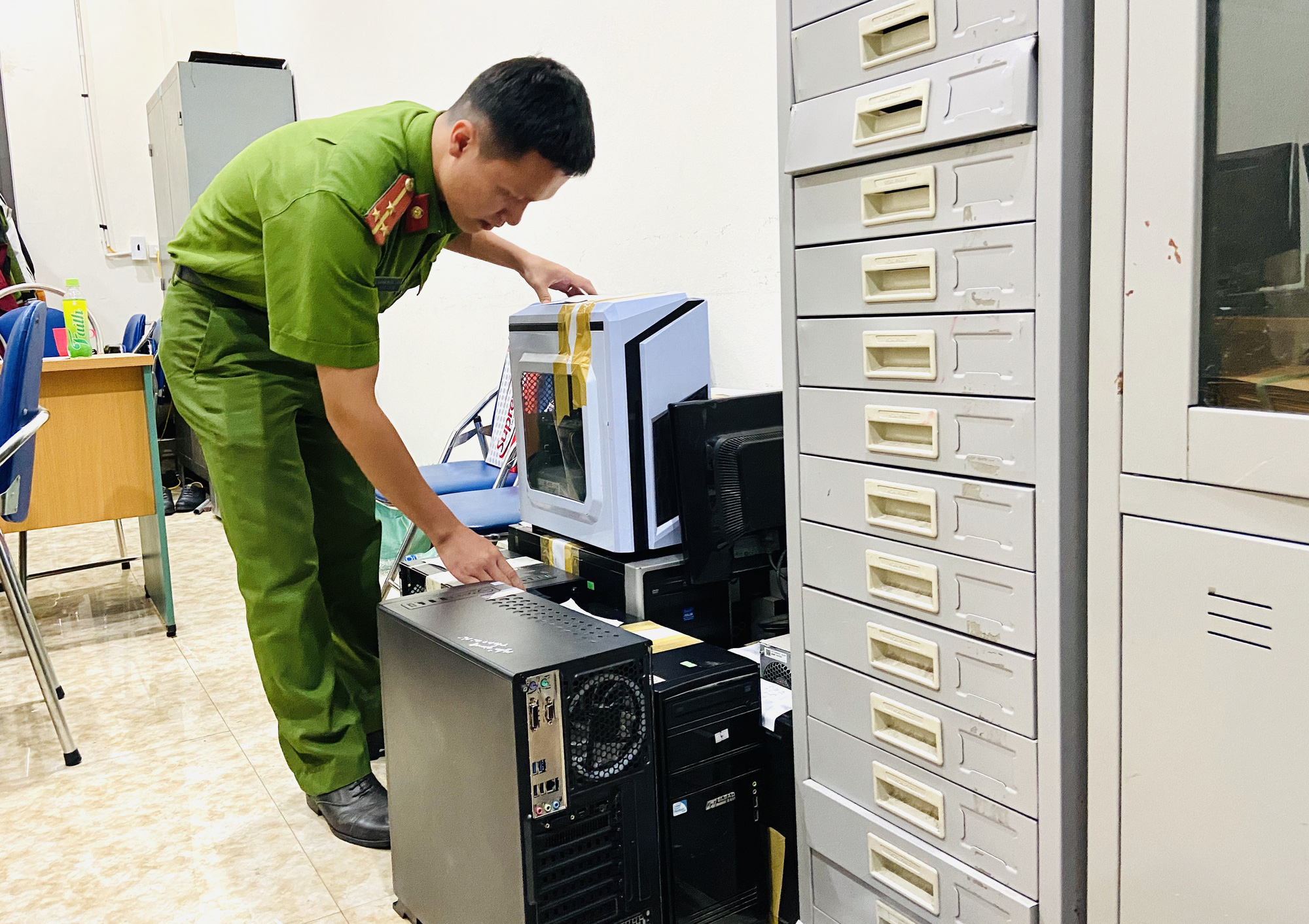 Ph&aacute;t hiện nh&oacute;m tội phạm mạo danh c&ocirc;ng ty cho vay t&agrave;i ch&iacute;nh lừa đảo tiền tỉ - Ảnh 3.