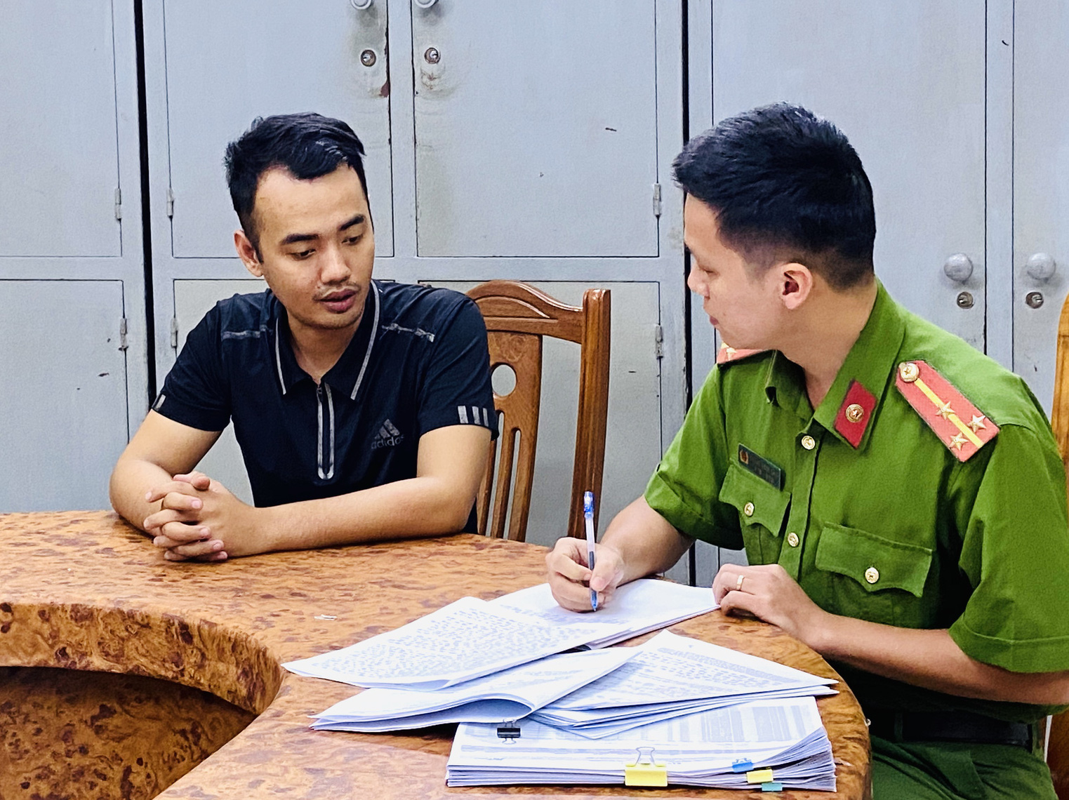 Ph&aacute;t hiện nh&oacute;m tội phạm mạo danh c&ocirc;ng ty cho vay t&agrave;i ch&iacute;nh lừa đảo tiền tỉ - Ảnh 2.